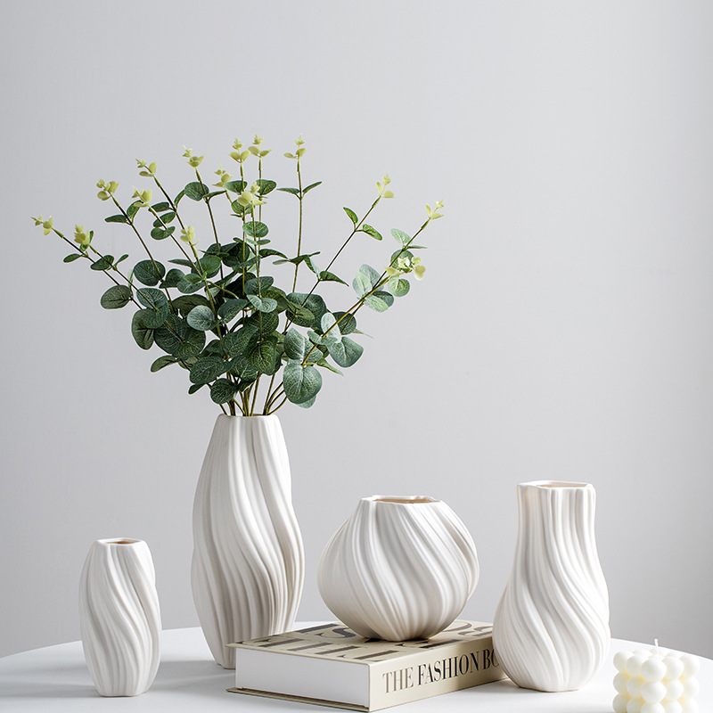 Desk Setup Minimalist - Kremowy, minimalistyczny wazon ceramiczny w stylu